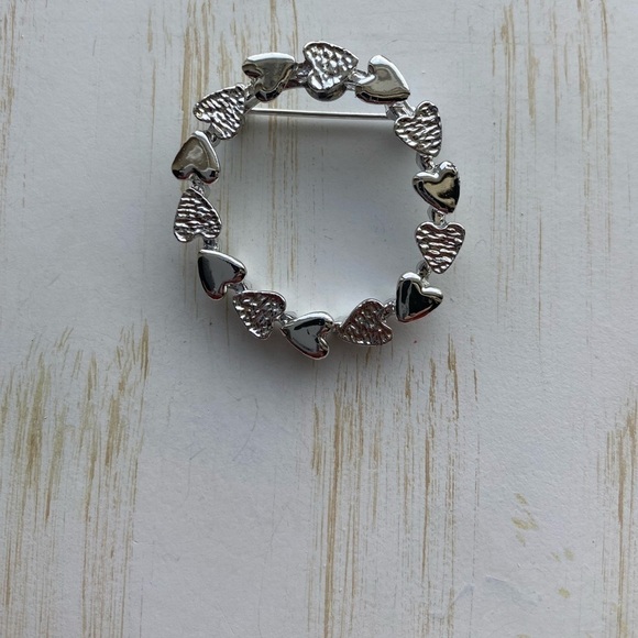Vintage Silvertone GERRY’S Round Heart Wreath Brooch Pin - Picture 3 of 10